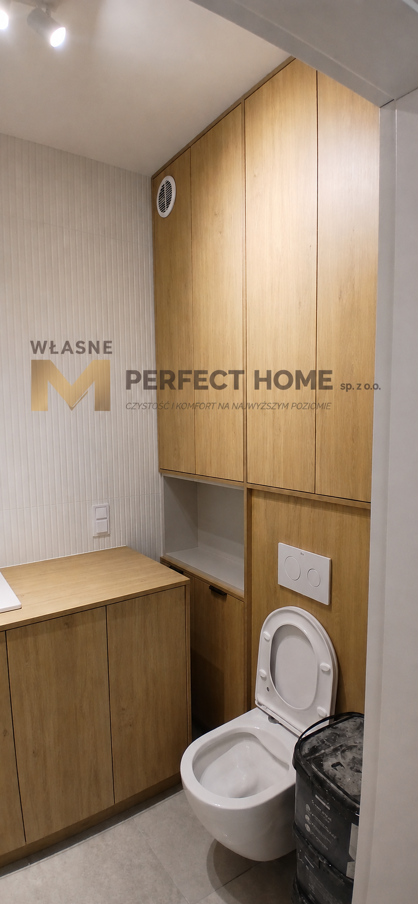 Łazienka z zabudową w dębie — realizacja Perfect Home