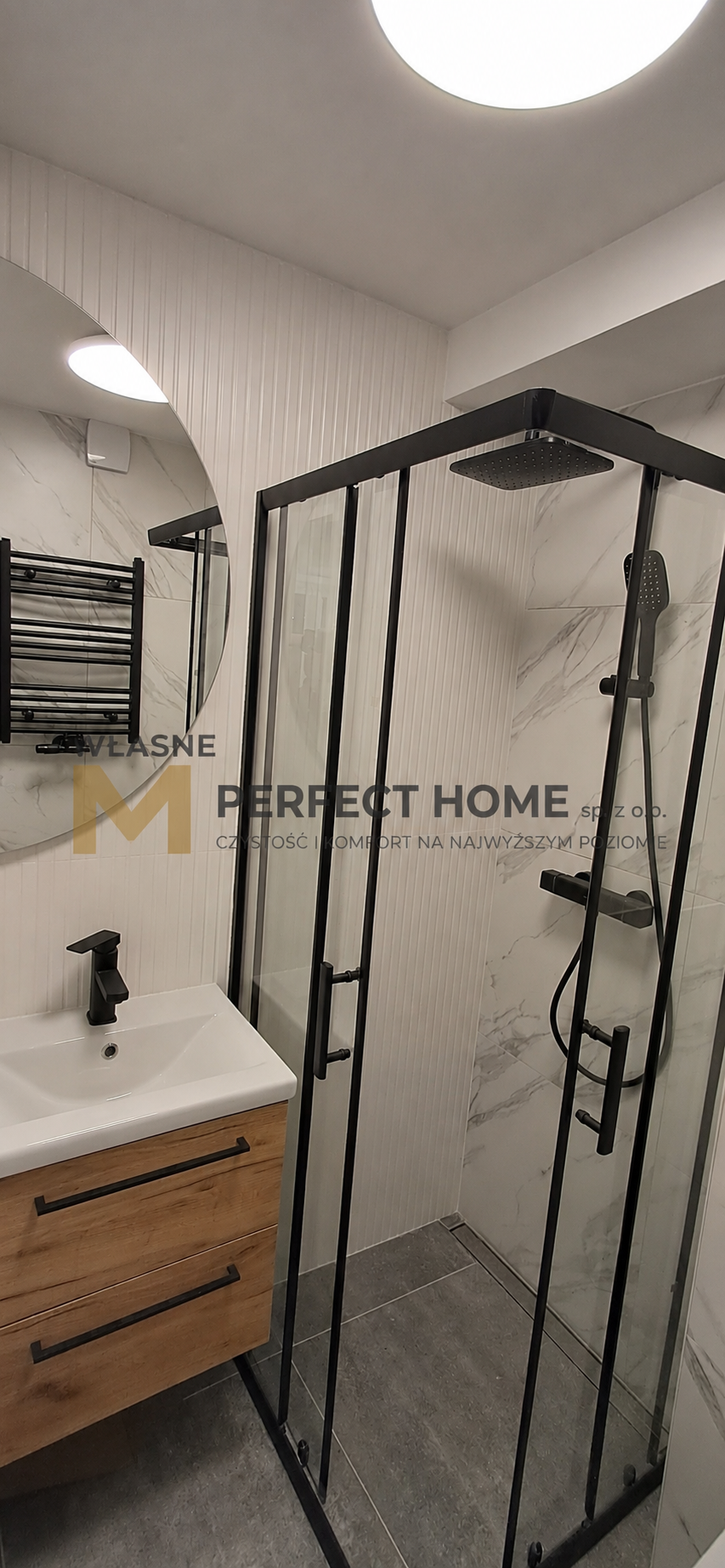 Łazienka z prysznicem i czarnymi detalami — realizacja Perfect Home
