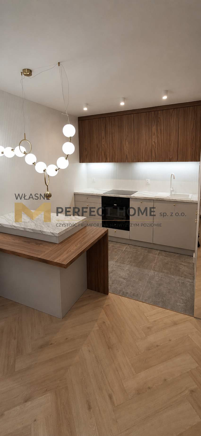 Nowoczesna kuchnia z orzechową zabudową i wyspą — realizacja Perfect Home