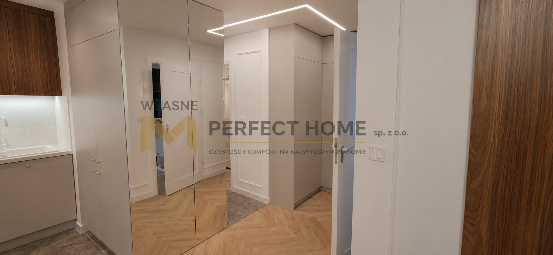 Hol z lustrzaną zabudową na wymiar — realizacja Perfect Home